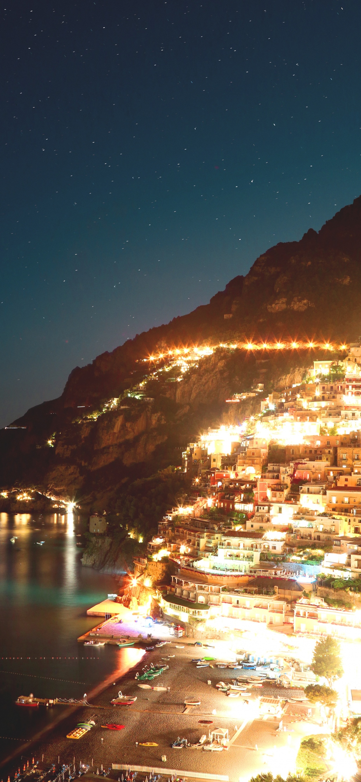 Bâtiment en Béton Blanc et Marron Près D'un Plan D'eau Pendant la Nuit. Wallpaper in 1242x2688 Resolution