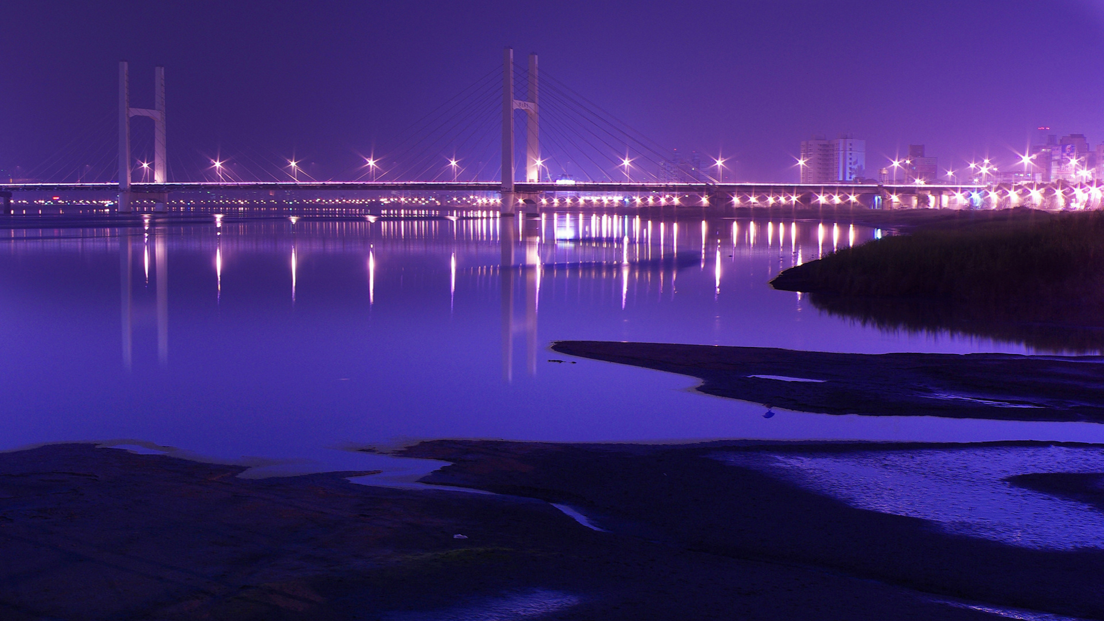 Brücke Über Wasser Während Der Nacht Night. Wallpaper in 3840x2160 Resolution