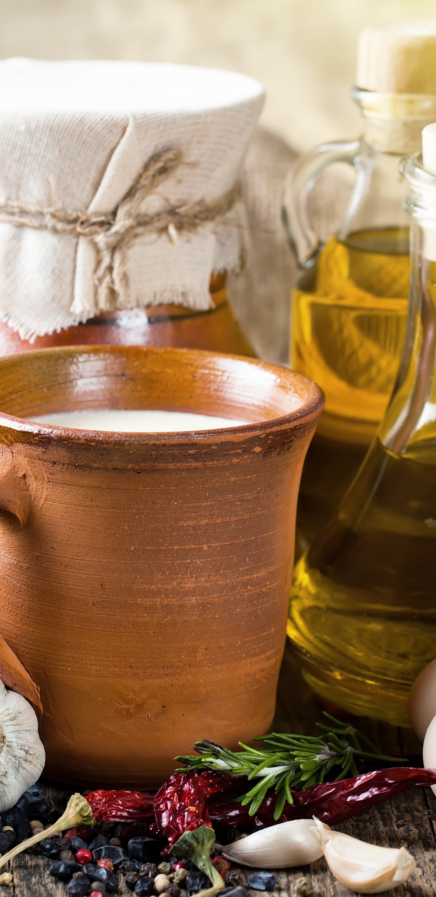 Tasse en Céramique Brune à Côté D'une Bouteille en Verre Transparent. Wallpaper in 1440x2960 Resolution