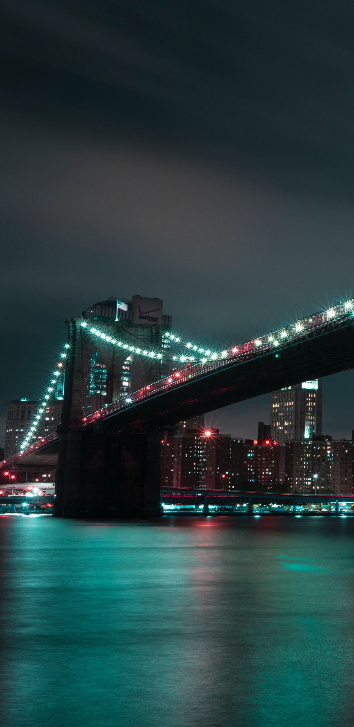 Pont Au-dessus de L'eau Pendant la Nuit. Wallpaper in 1440x2960 Resolution