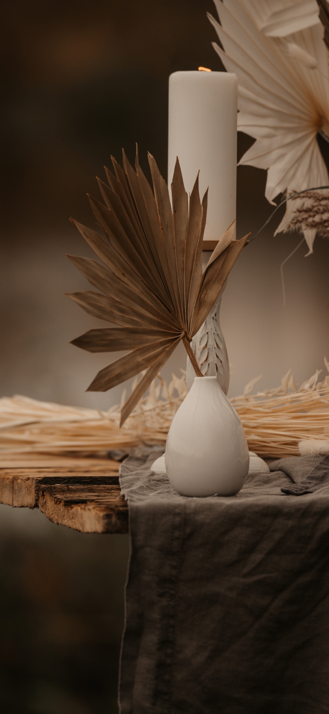 Bougie Pilier Blanc Sur Table en Bois Marron. Wallpaper in 1125x2436 Resolution