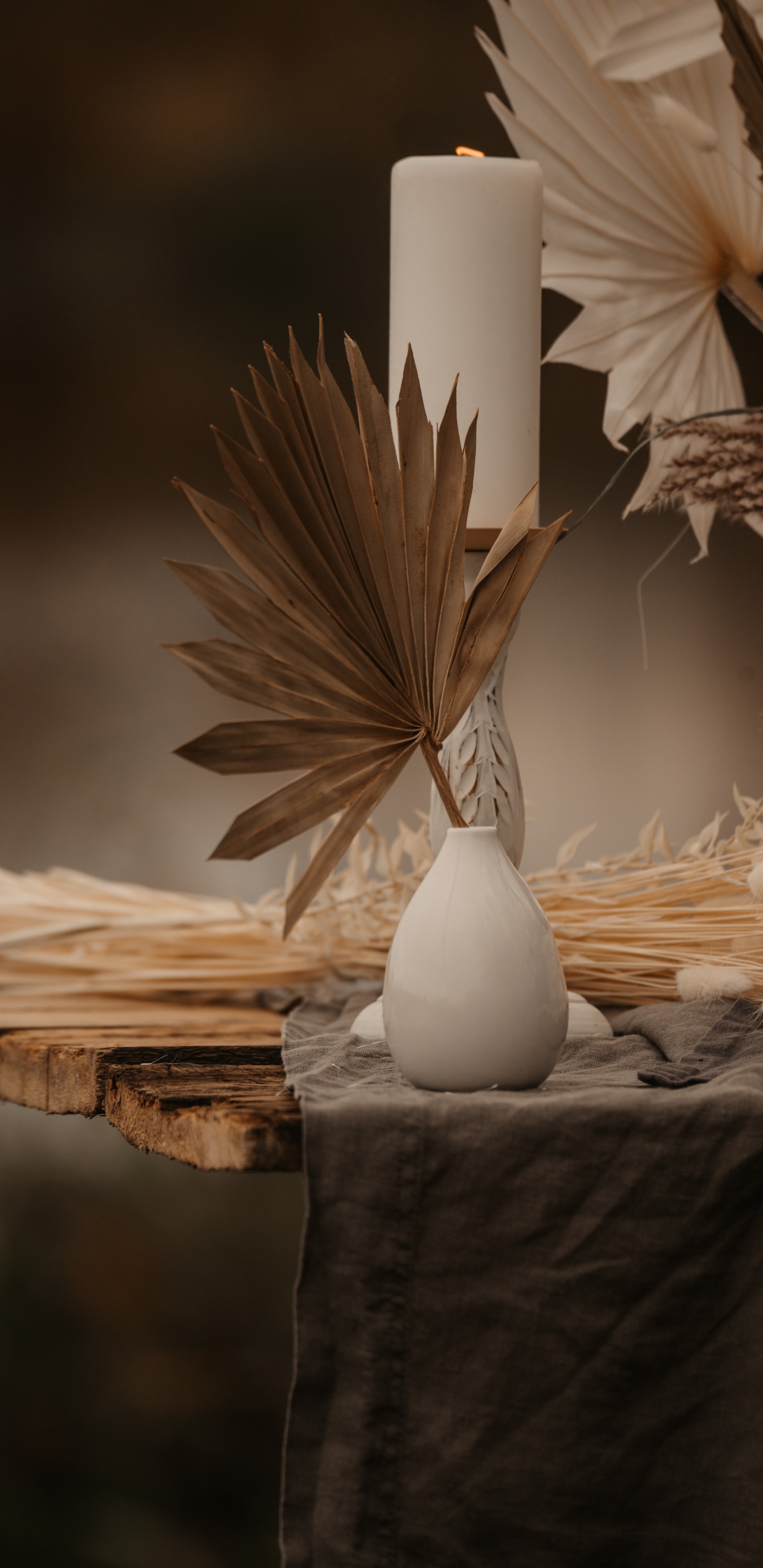 Bougie Pilier Blanc Sur Table en Bois Marron. Wallpaper in 1440x2960 Resolution