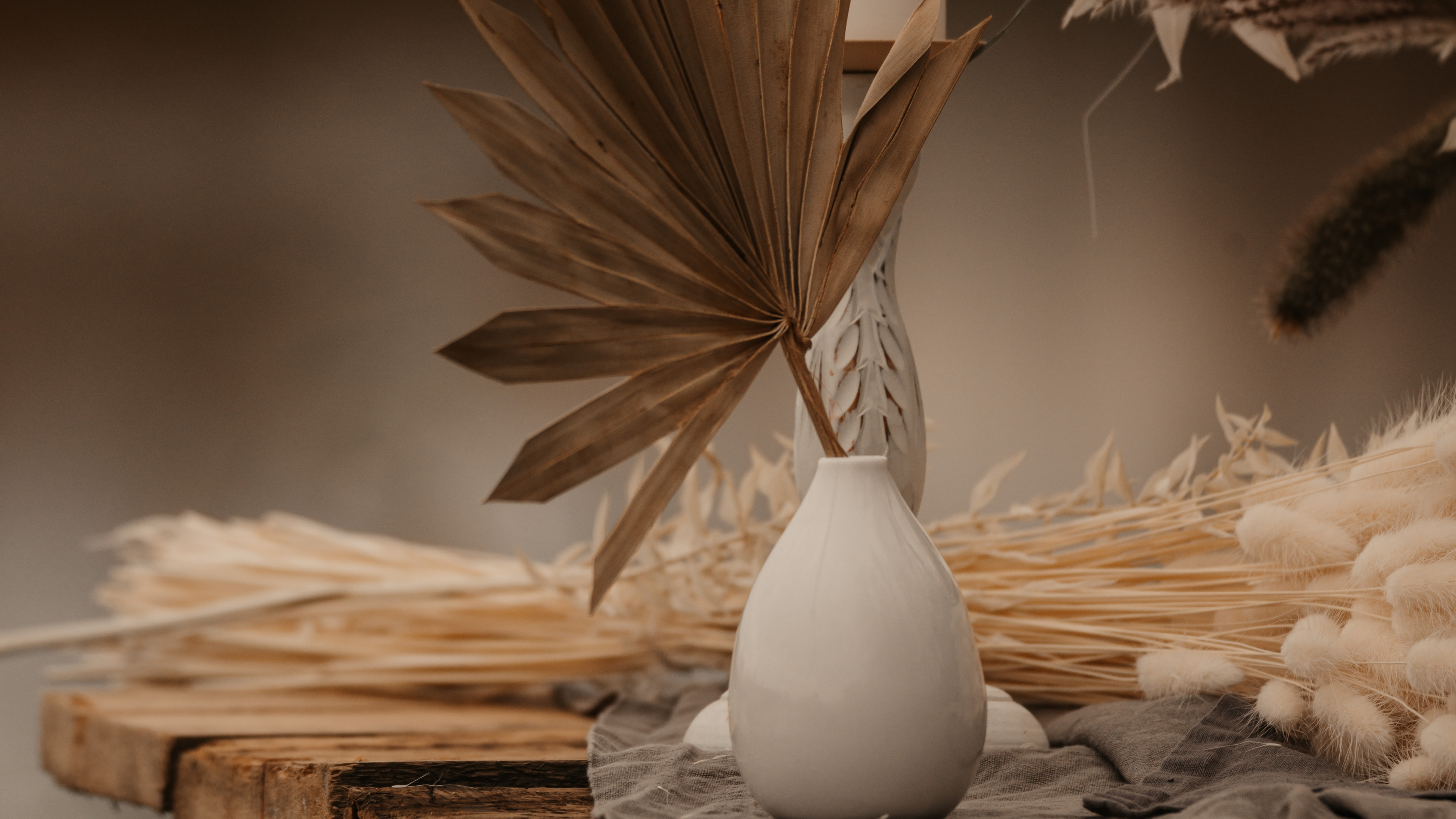 Bougie Pilier Blanc Sur Table en Bois Marron. Wallpaper in 3840x2160 Resolution