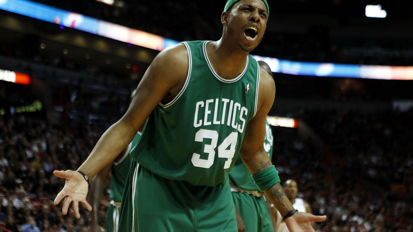 Man in Green and White Nike Jersey Shirt. Wallpaper in 1366x768 Resolution