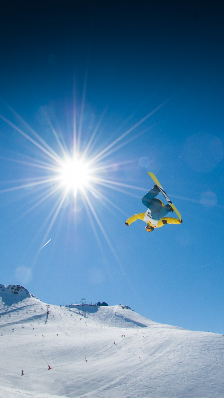 Personne en Veste Noire et Pantalon Jaune Sur la Montagne Couverte de Neige Pendant la Journée. Wallpaper in 750x1334 Resolution