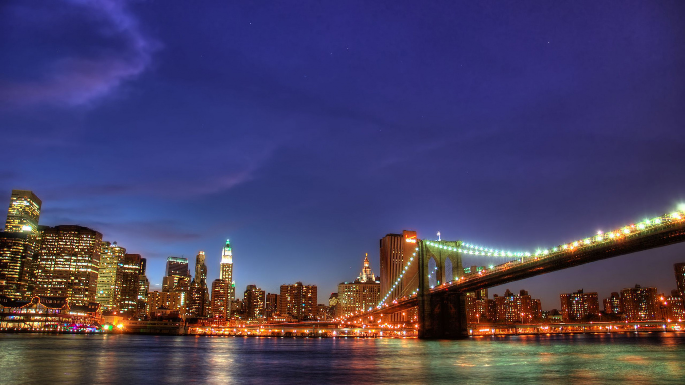Pont Éclairé Au-dessus de L'eau Pendant la Nuit. Wallpaper in 1366x768 Resolution