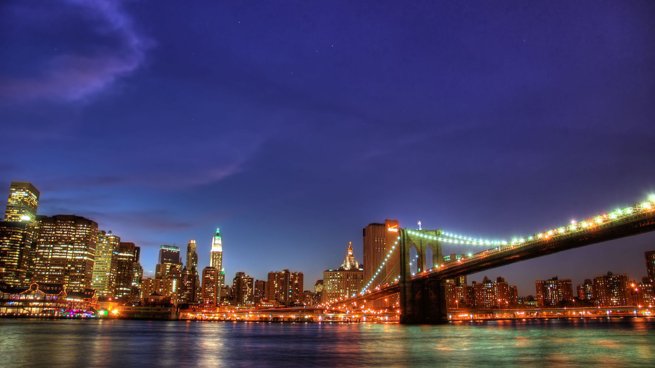 Puente Iluminado Sobre el Agua Durante la Noche. Wallpaper in 1280x720 Resolution