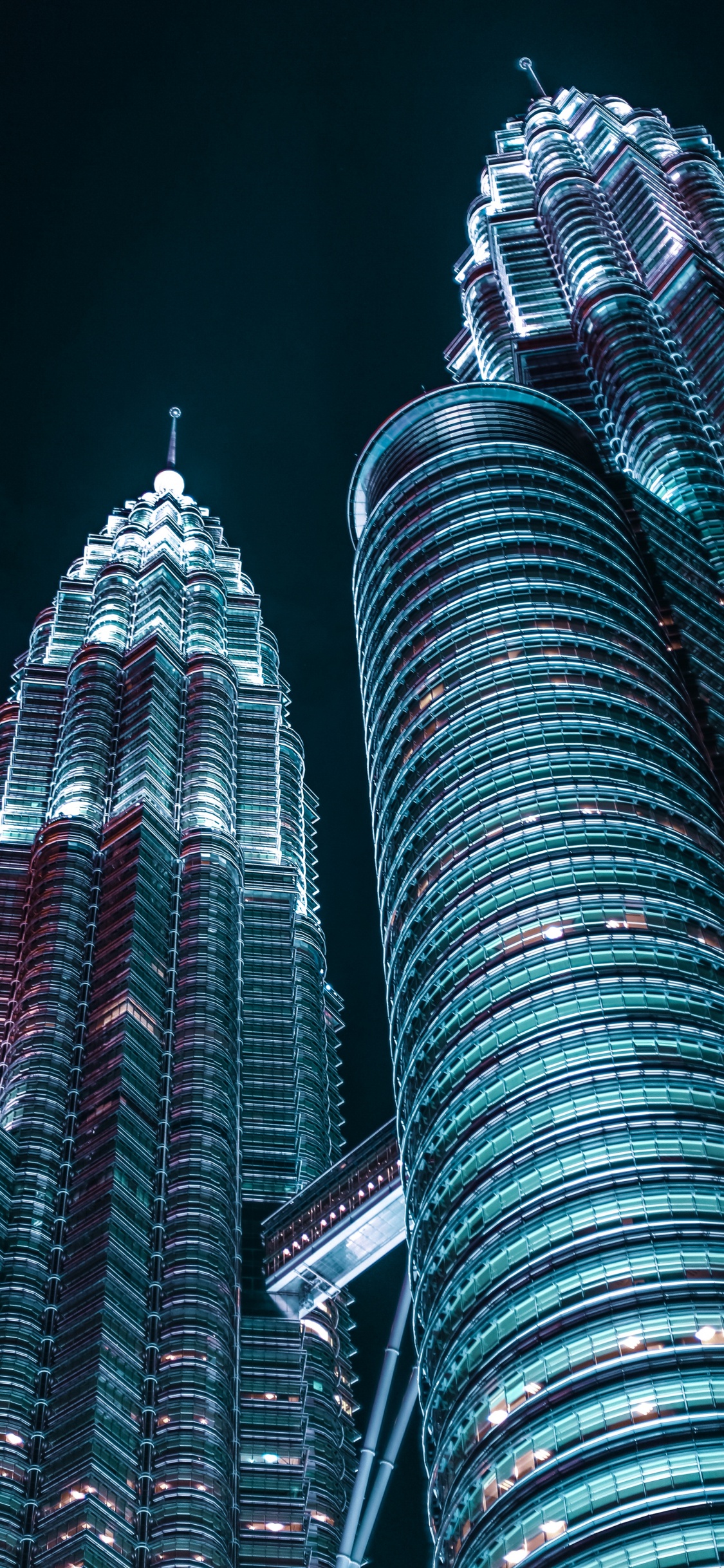 Blau-rotes Hochhaus. Wallpaper in 1125x2436 Resolution