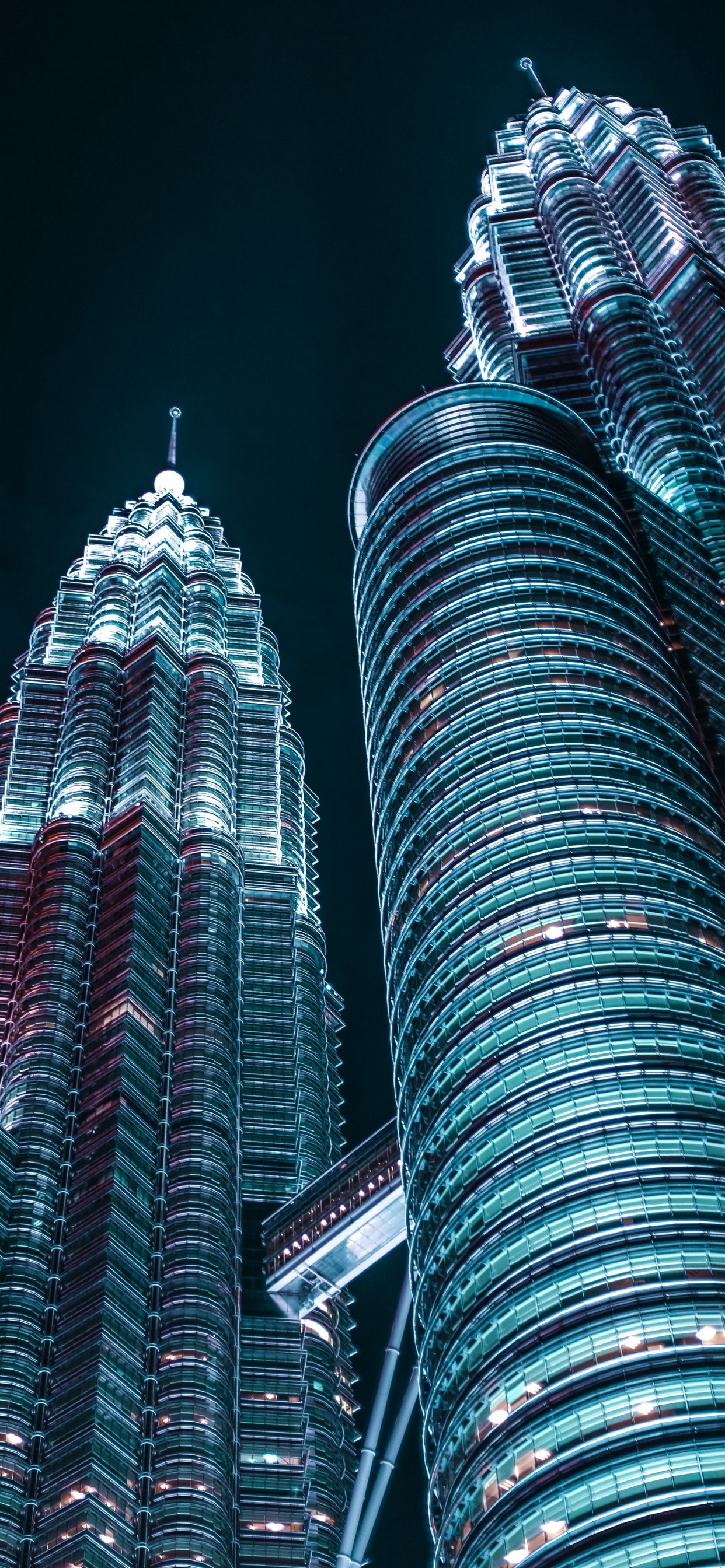 Blau-rotes Hochhaus. Wallpaper in 1242x2688 Resolution