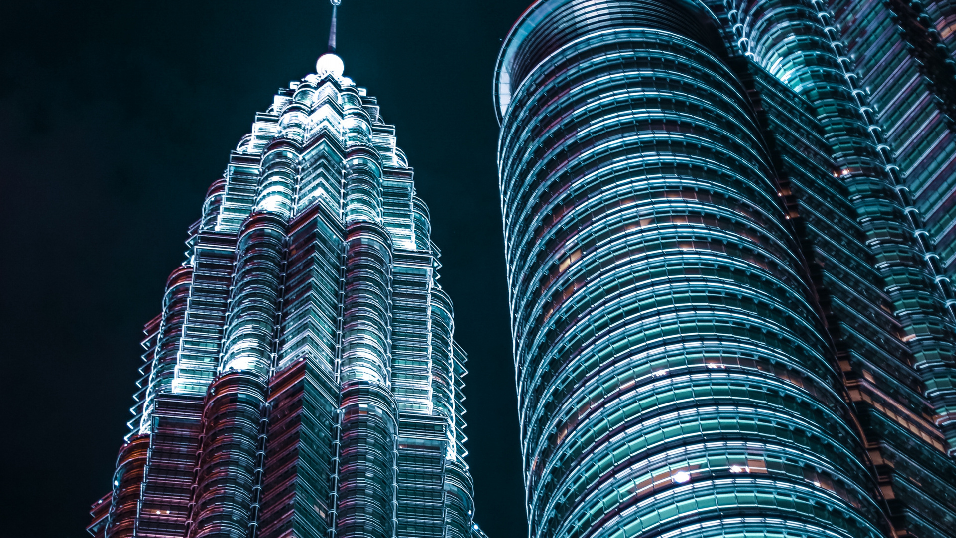 Blau-rotes Hochhaus. Wallpaper in 1920x1080 Resolution