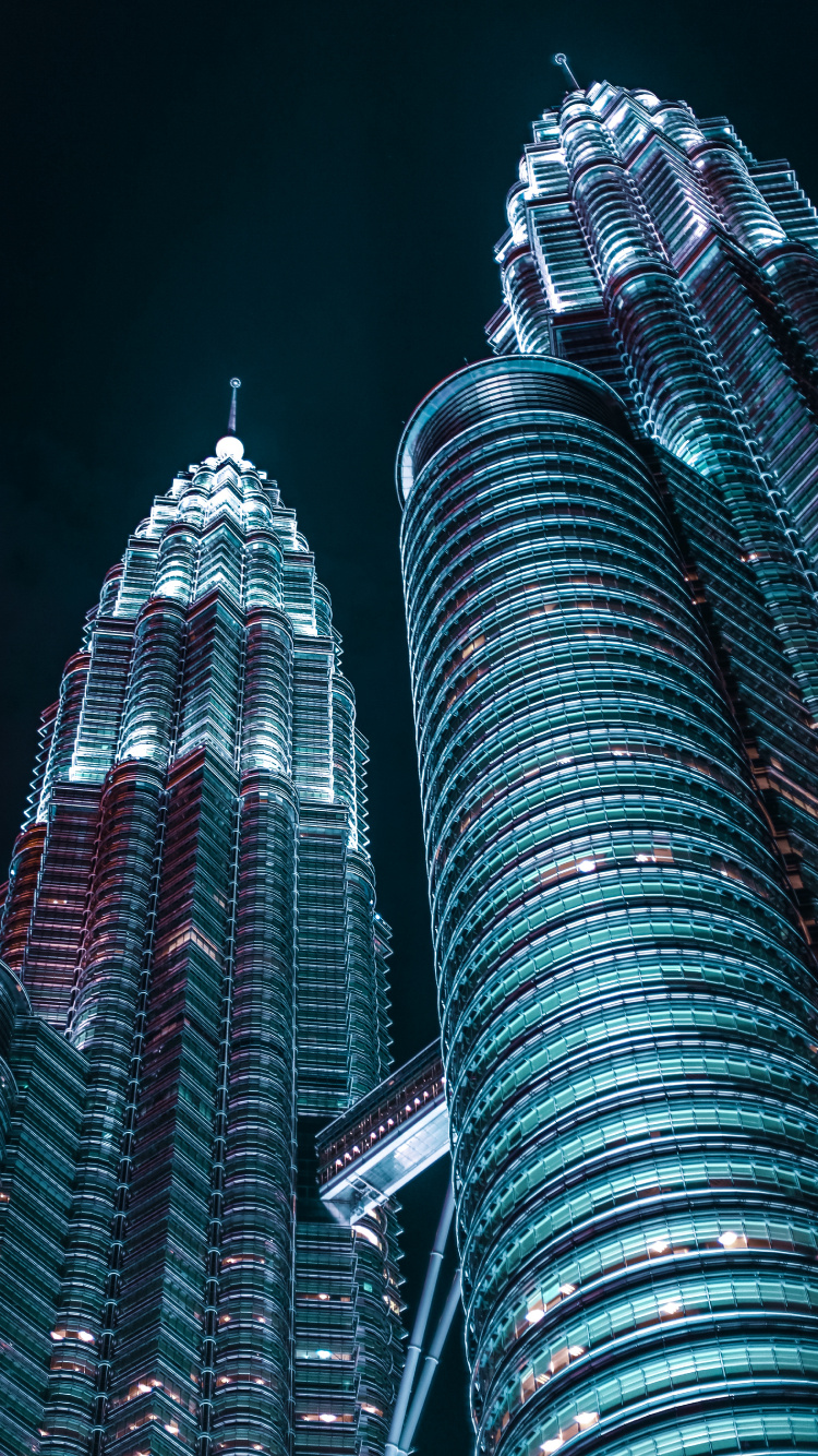 Blau-rotes Hochhaus. Wallpaper in 750x1334 Resolution