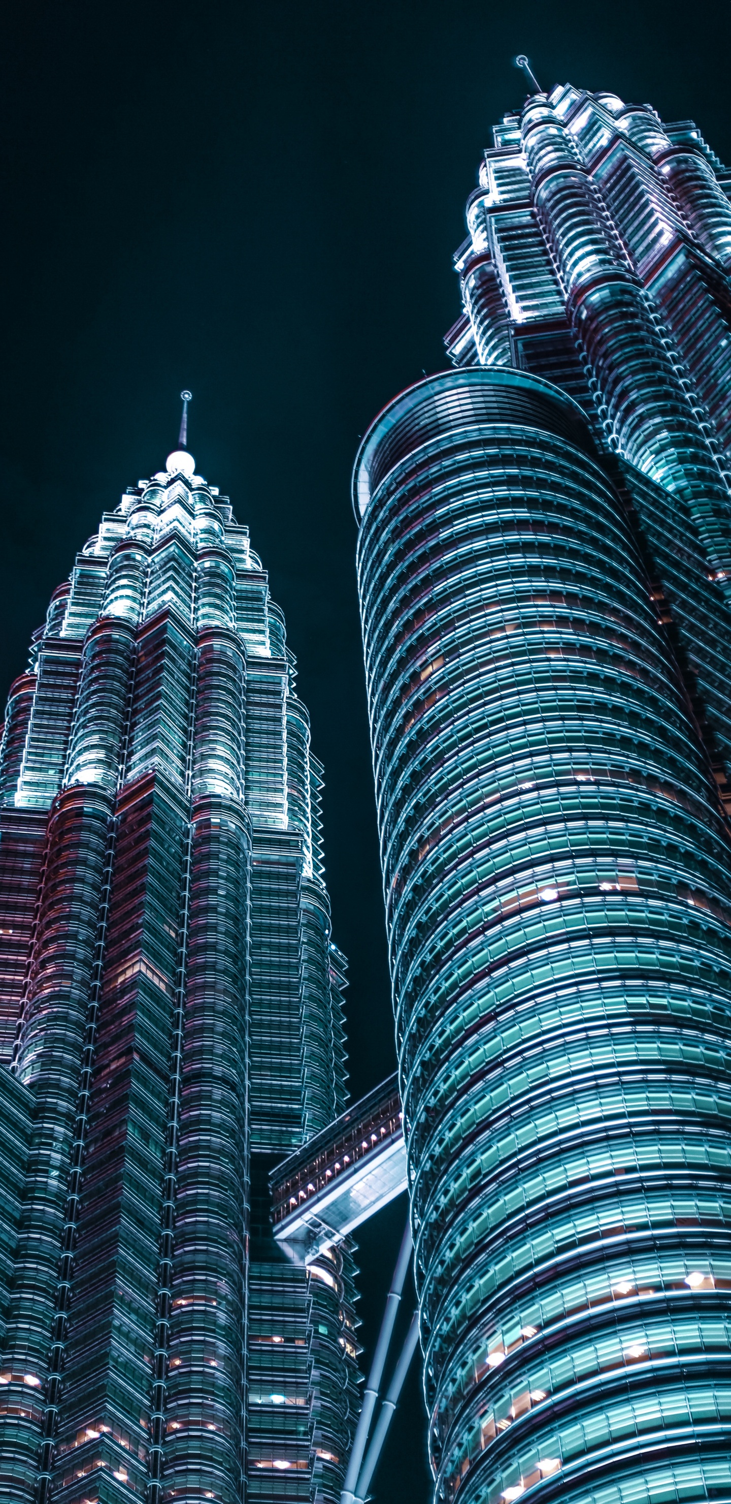 Immeuble de Grande Hauteur Bleu et Rouge. Wallpaper in 1440x2960 Resolution