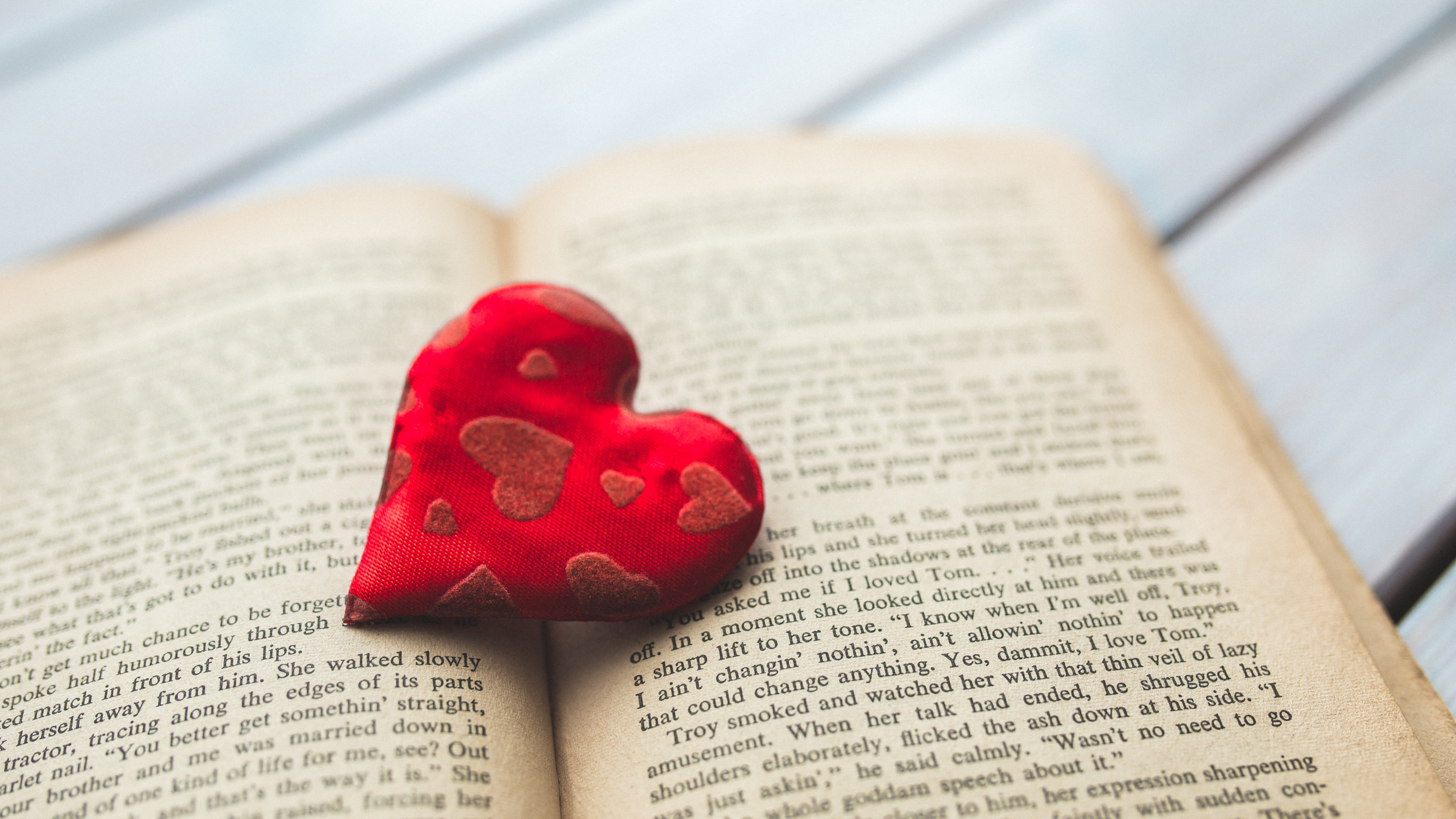 Cœur, Red, Amour, Accessoire de Mode, le Jour de Valentines. Wallpaper in 2560x1440 Resolution