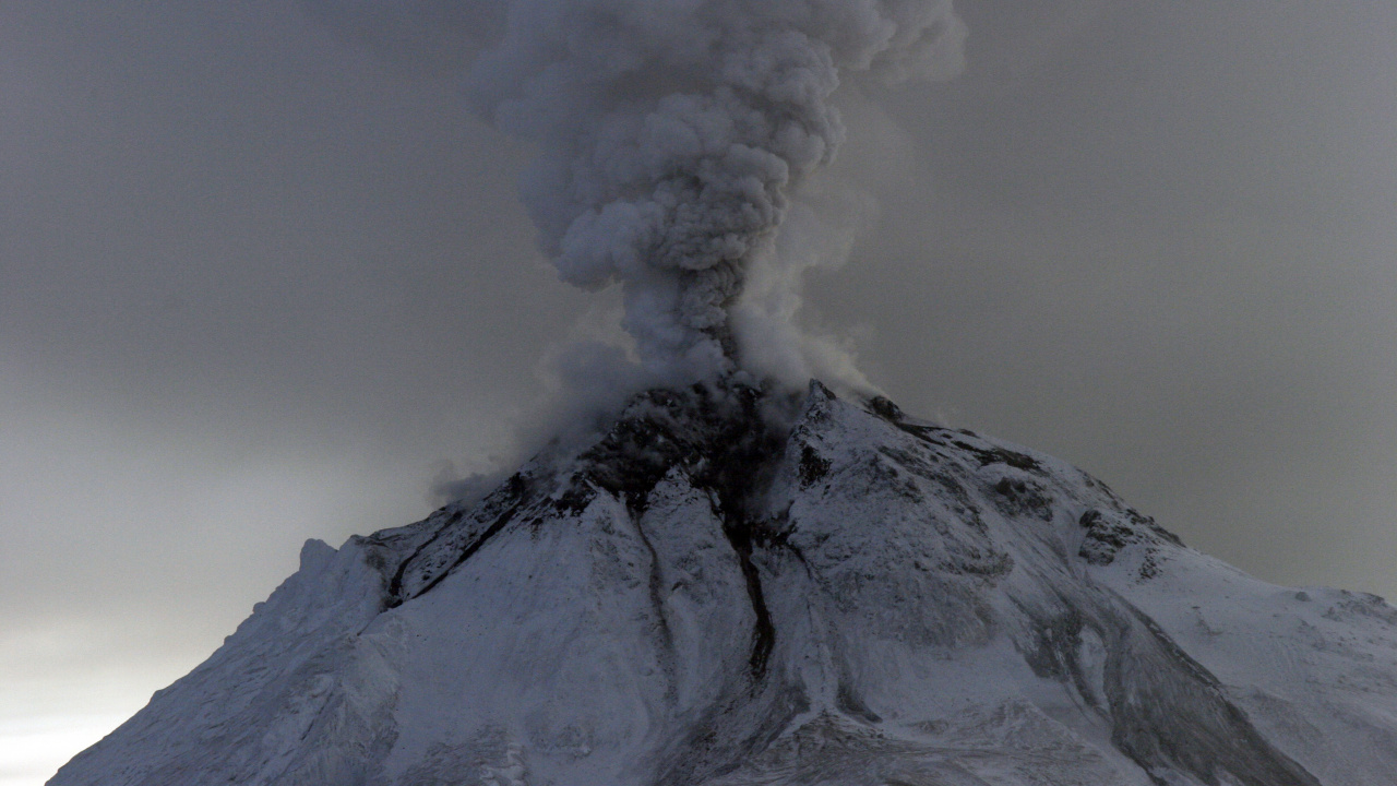 Weiße Wolken Über Schwarzem Berg. Wallpaper in 1280x720 Resolution