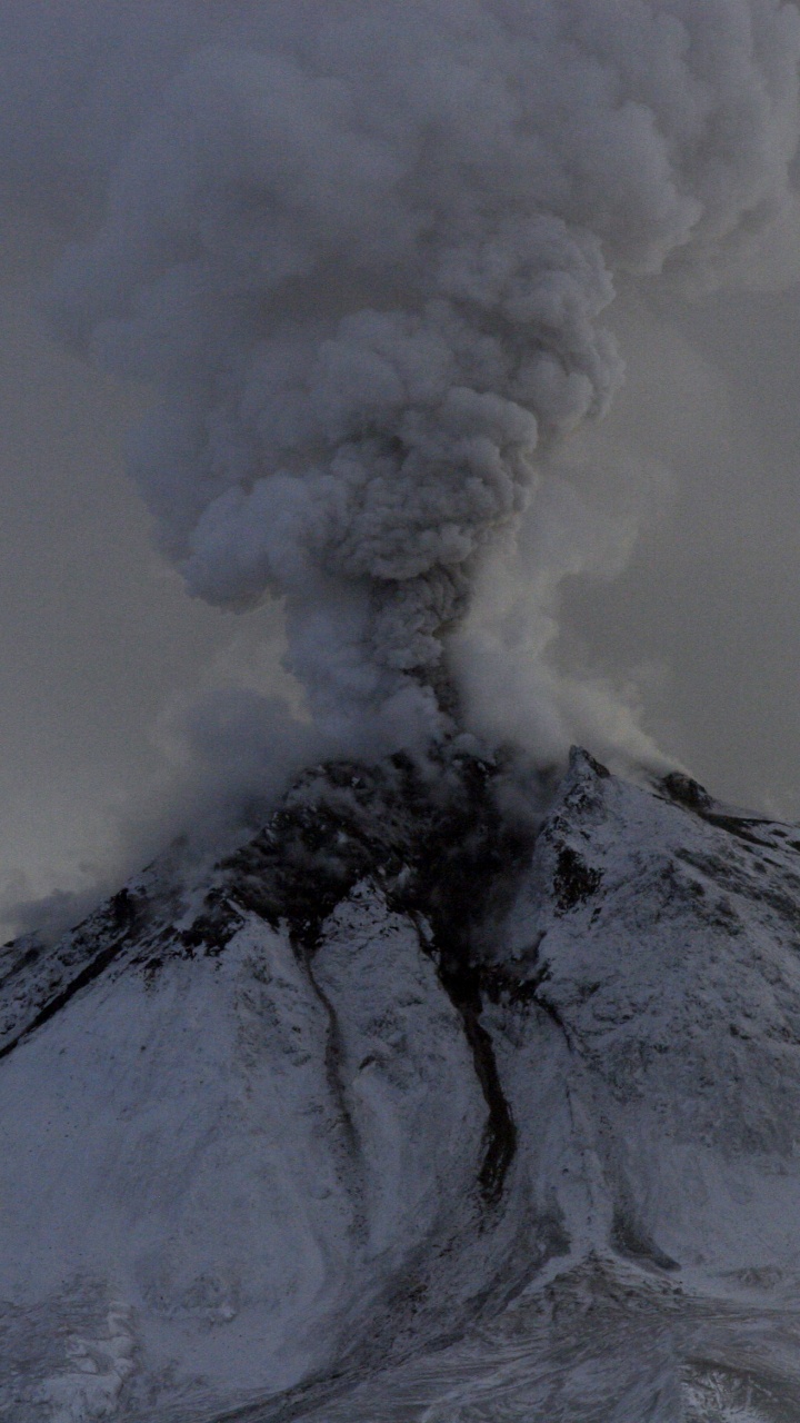 Nubes Blancas Sobre la Montaña Negra. Wallpaper in 720x1280 Resolution