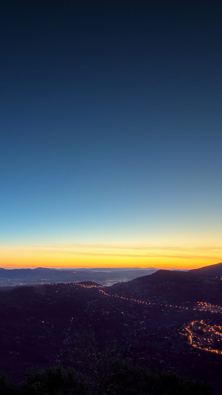 Grüne Bäume Auf Dem Berg Während Des Sonnenuntergangs. Wallpaper in 750x1334 Resolution