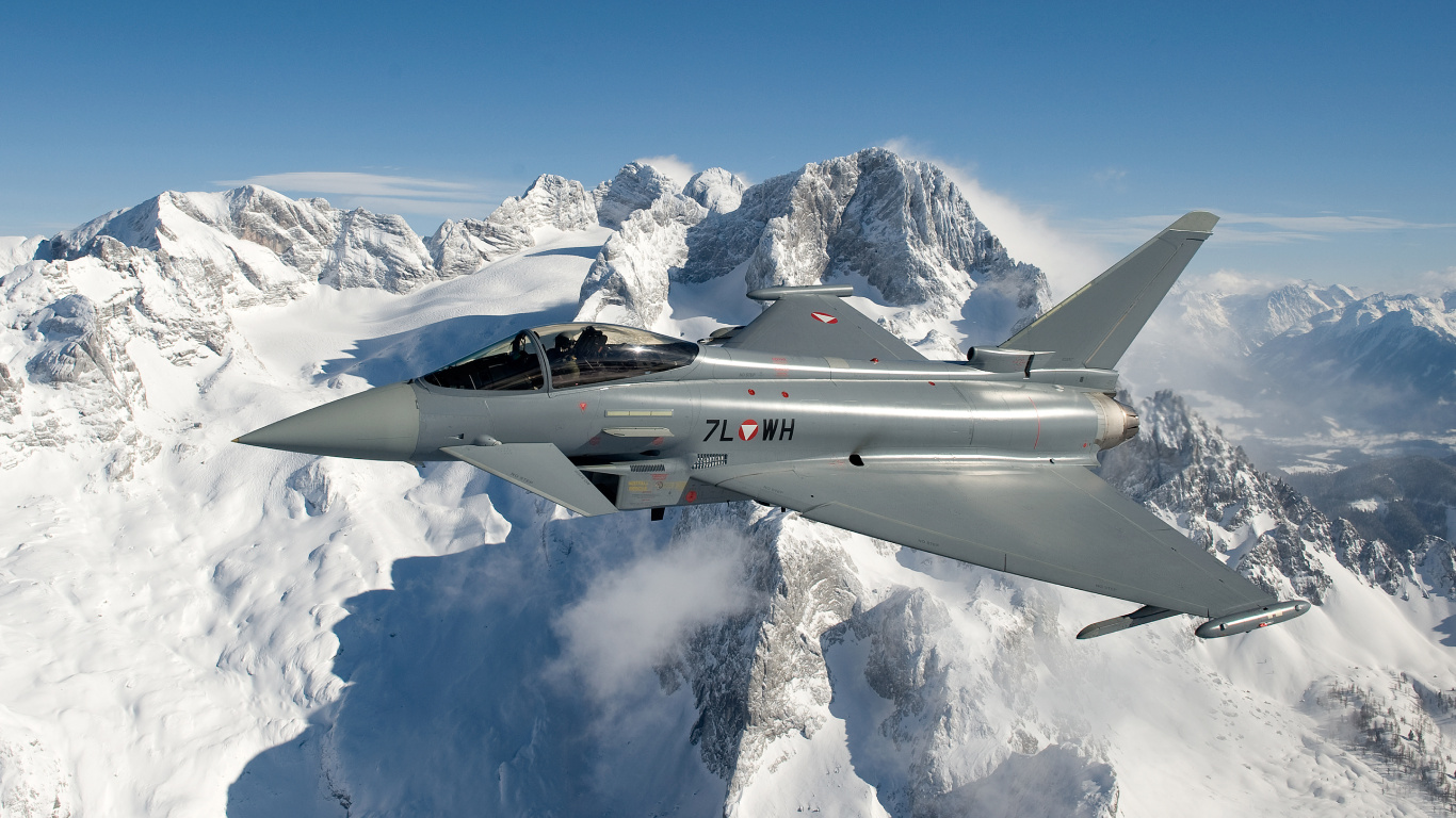 Avión de Combate Gris Volando Sobre Montañas Cubiertas de Nieve Durante el Día. Wallpaper in 1366x768 Resolution