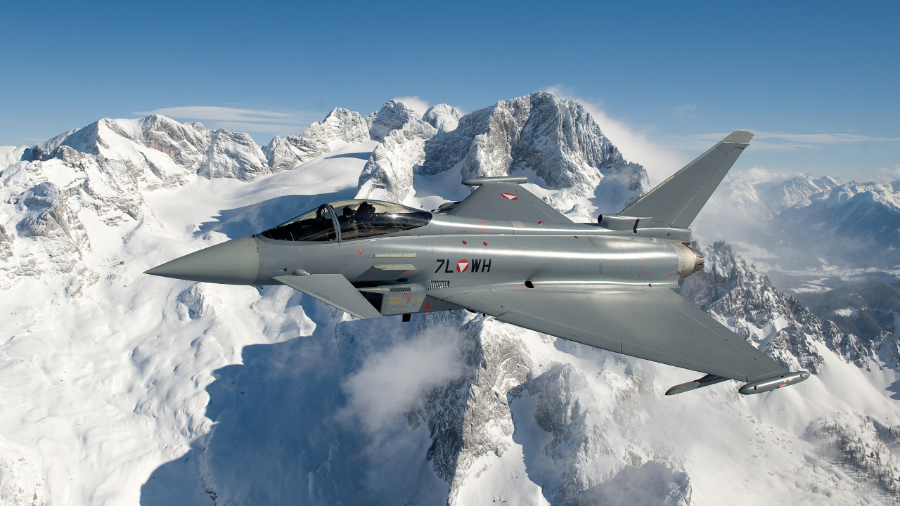 Grauer Kampfjet, Der Tagsüber Über Schneebedeckte Berge Fliegt. Wallpaper in 1280x720 Resolution
