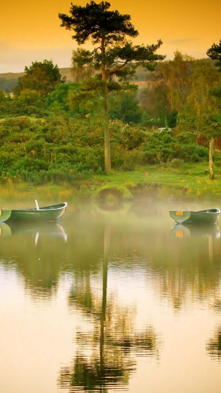 Barco Blanco en el Lago Durante el Día. Wallpaper in 750x1334 Resolution