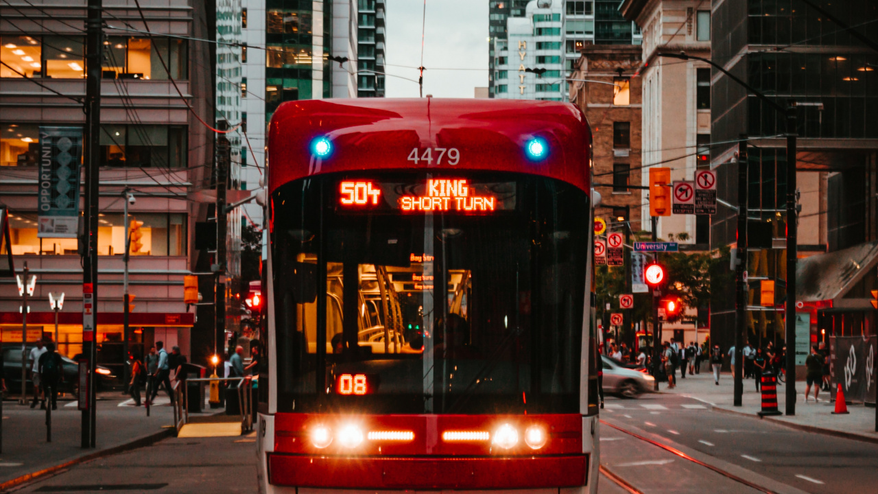 Tram Rouge et Blanc Sur Route Pendant la Journée. Wallpaper in 1280x720 Resolution