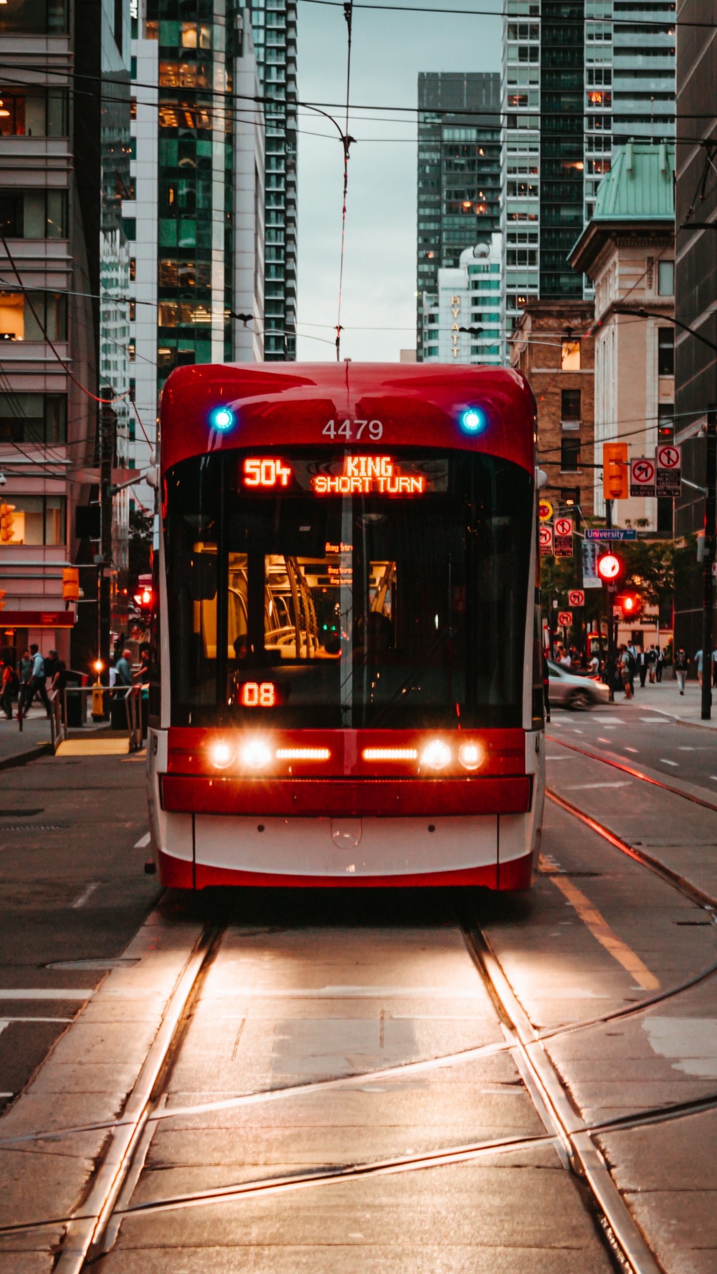 Tram Rouge et Blanc Sur Route Pendant la Journée. Wallpaper in 1440x2560 Resolution