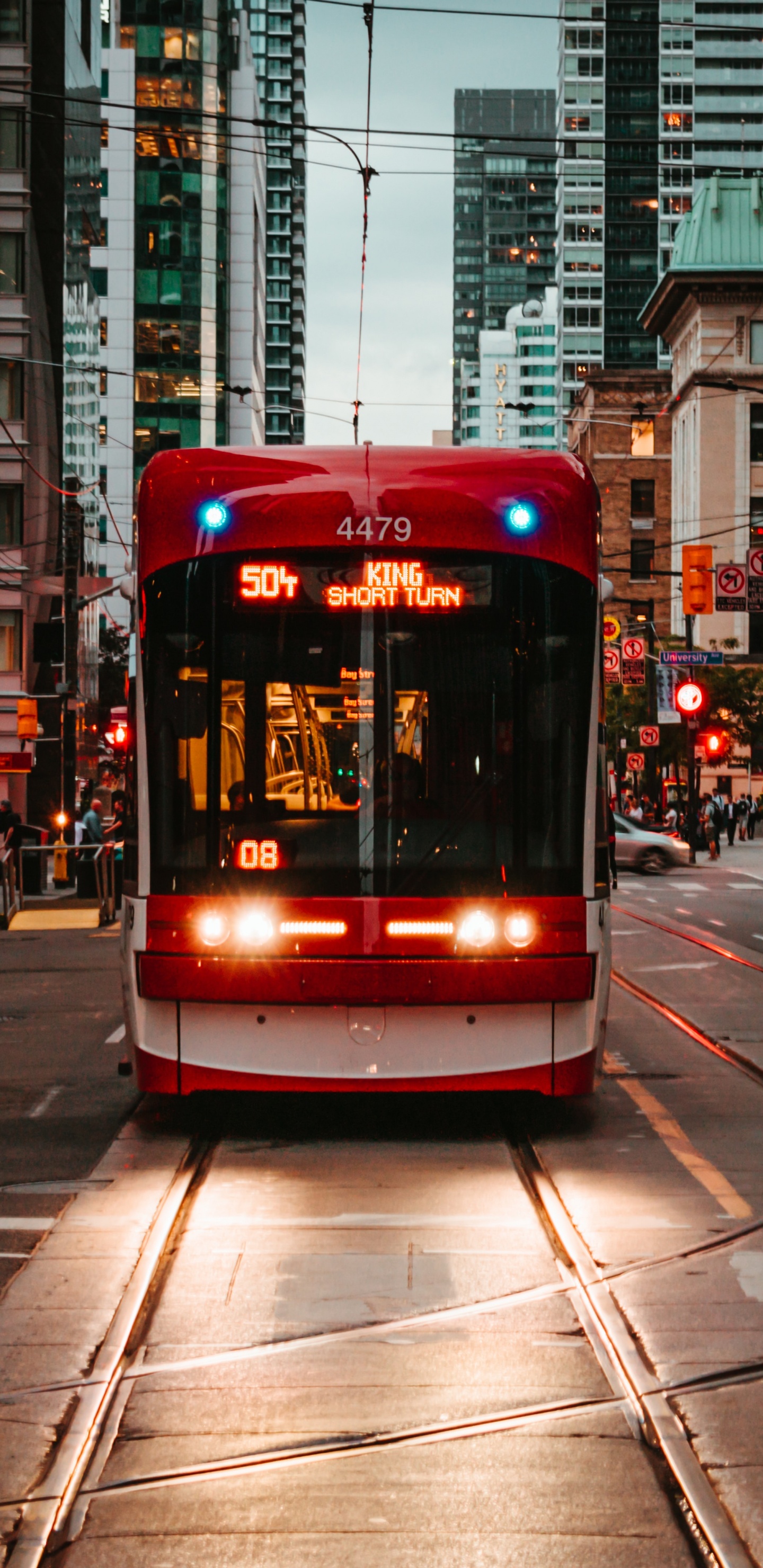 Tram Rouge et Blanc Sur Route Pendant la Journée. Wallpaper in 1440x2960 Resolution