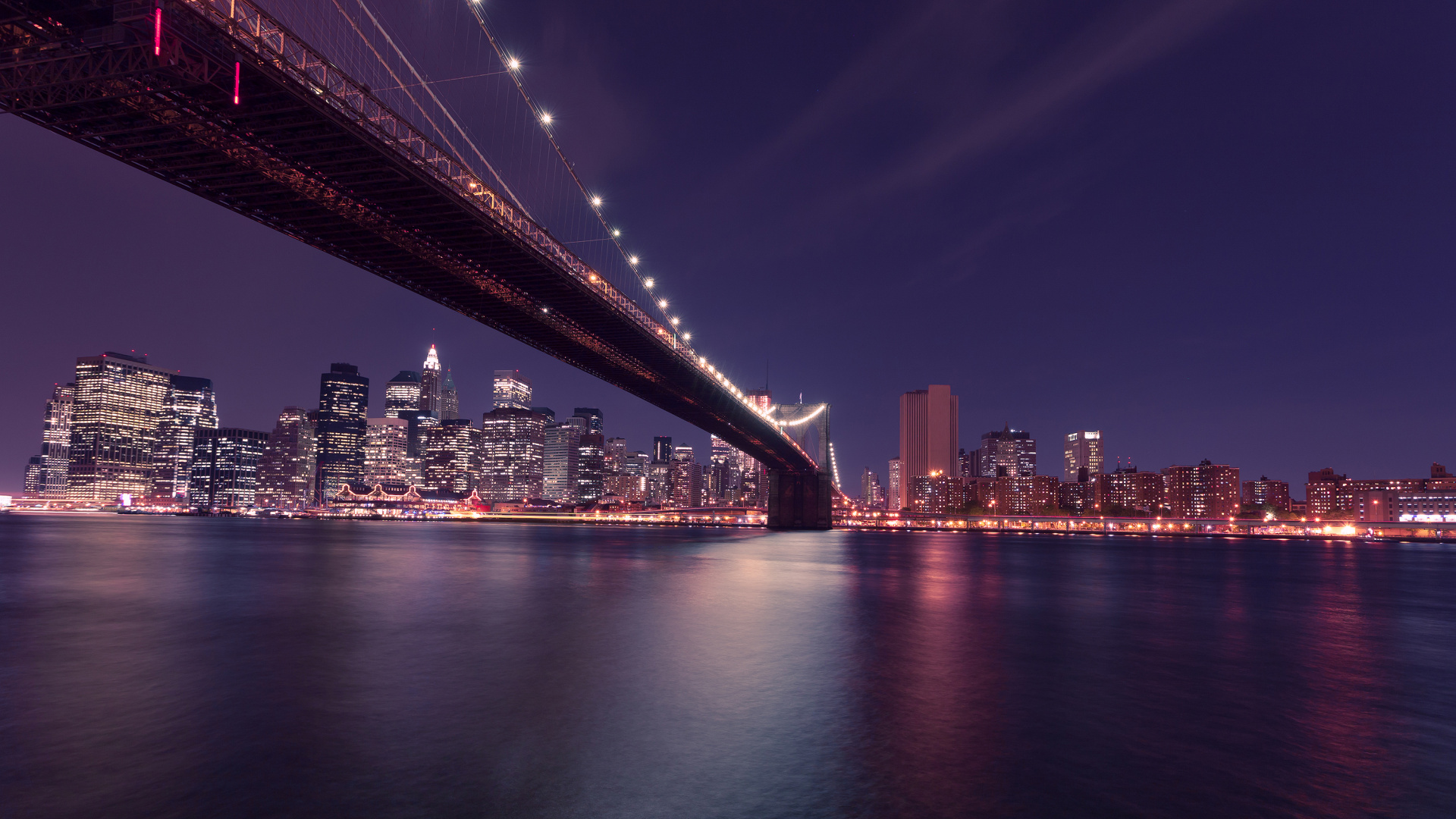 Pont Éclairé Au-dessus D'un Plan D'eau Pendant la Nuit. Wallpaper in 1920x1080 Resolution