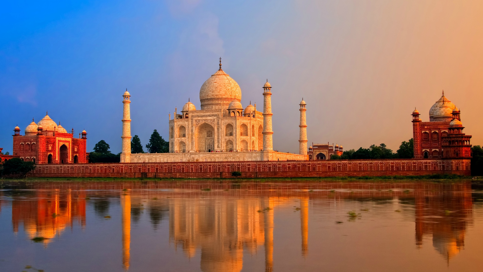 Weißes Und Braunes Betongebäude in Der Nähe Eines Gewässers Tagsüber. Wallpaper in 1920x1080 Resolution