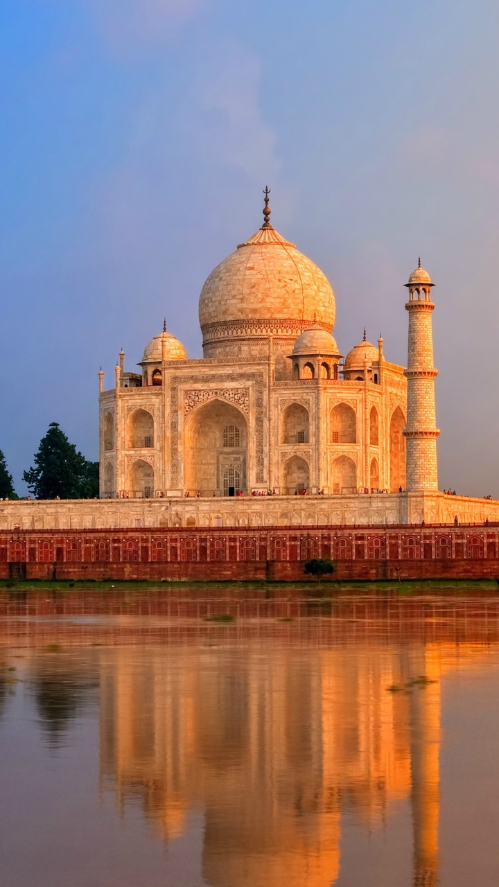 Edificio de Hormigón Blanco y Marrón Cerca Del Cuerpo de Agua Durante el Día. Wallpaper in 720x1280 Resolution