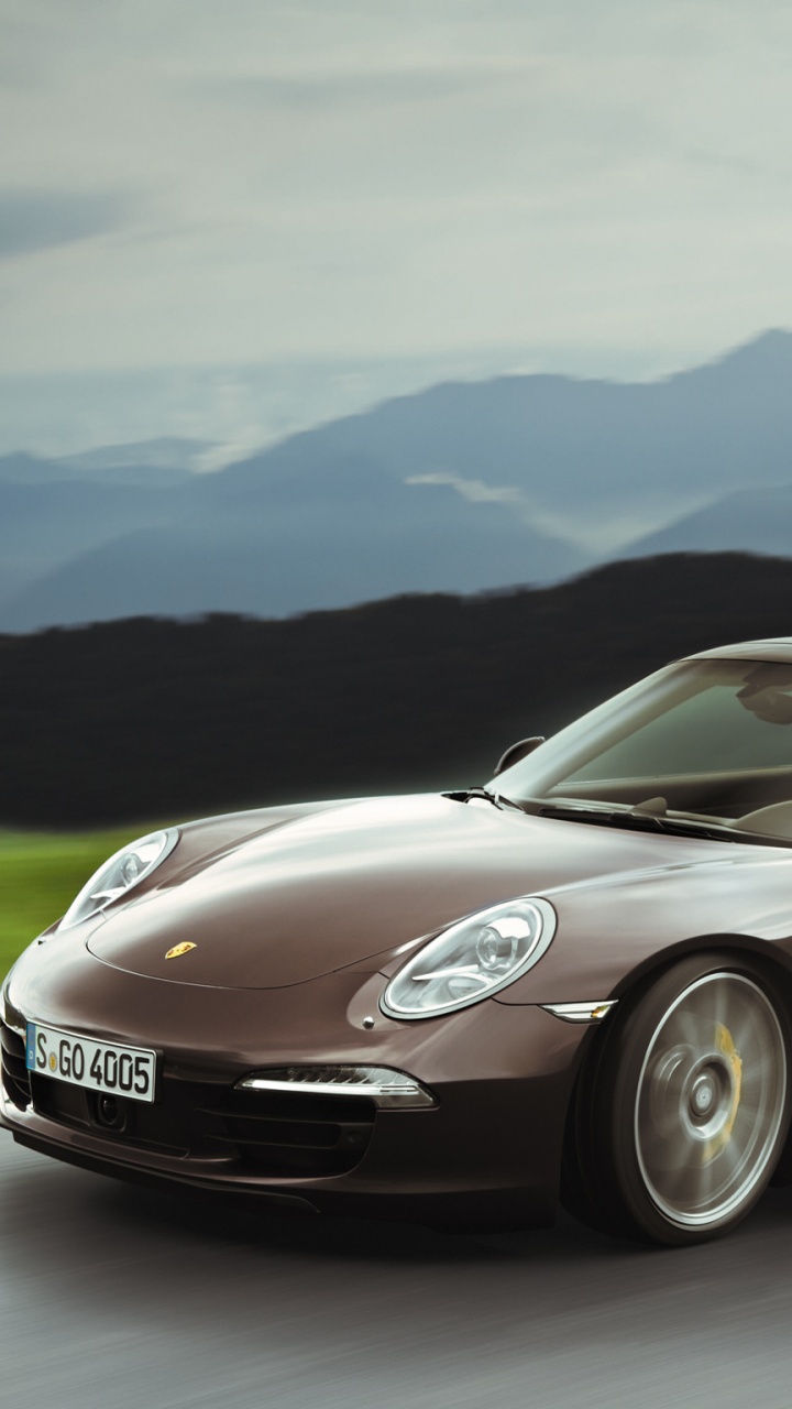 Porsche 911 Argent Sur Route Pendant la Journée. Wallpaper in 720x1280 Resolution