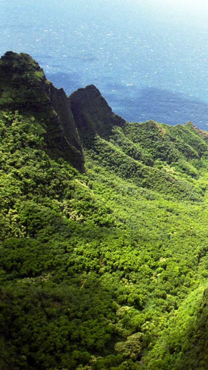 Green Mountain Beside Body of Water During Daytime. Wallpaper in 720x1280 Resolution
