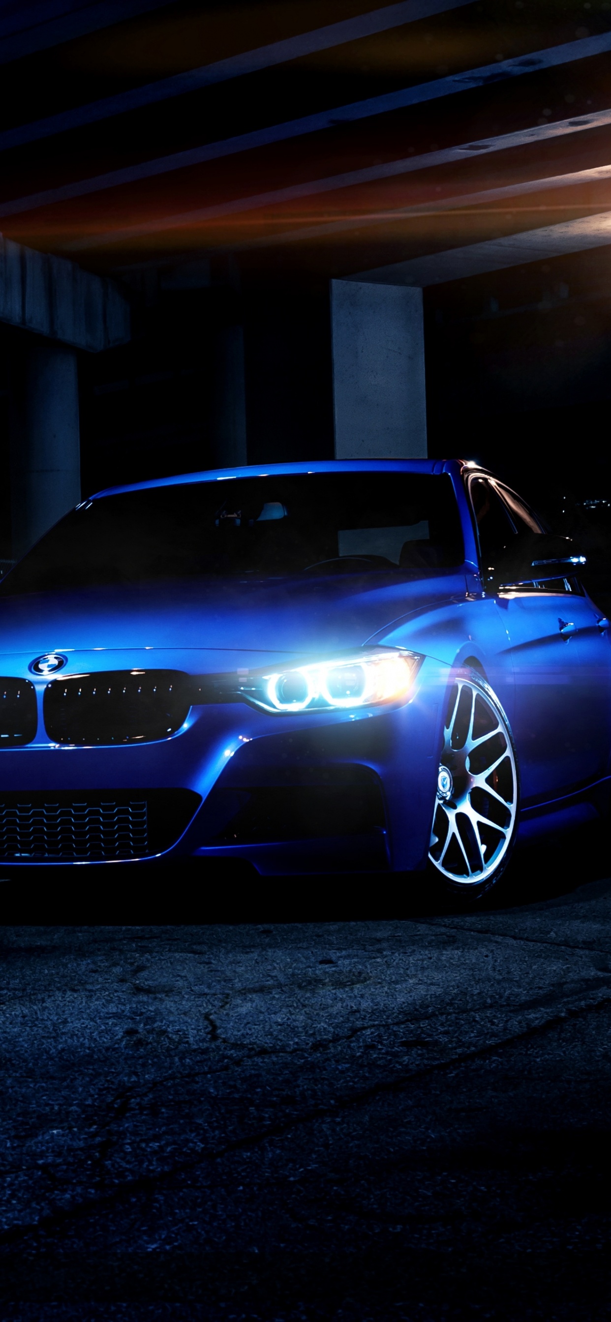 Bmw m 3 Noire Garée Sur un Parking Pendant la Nuit. Wallpaper in 1242x2688 Resolution