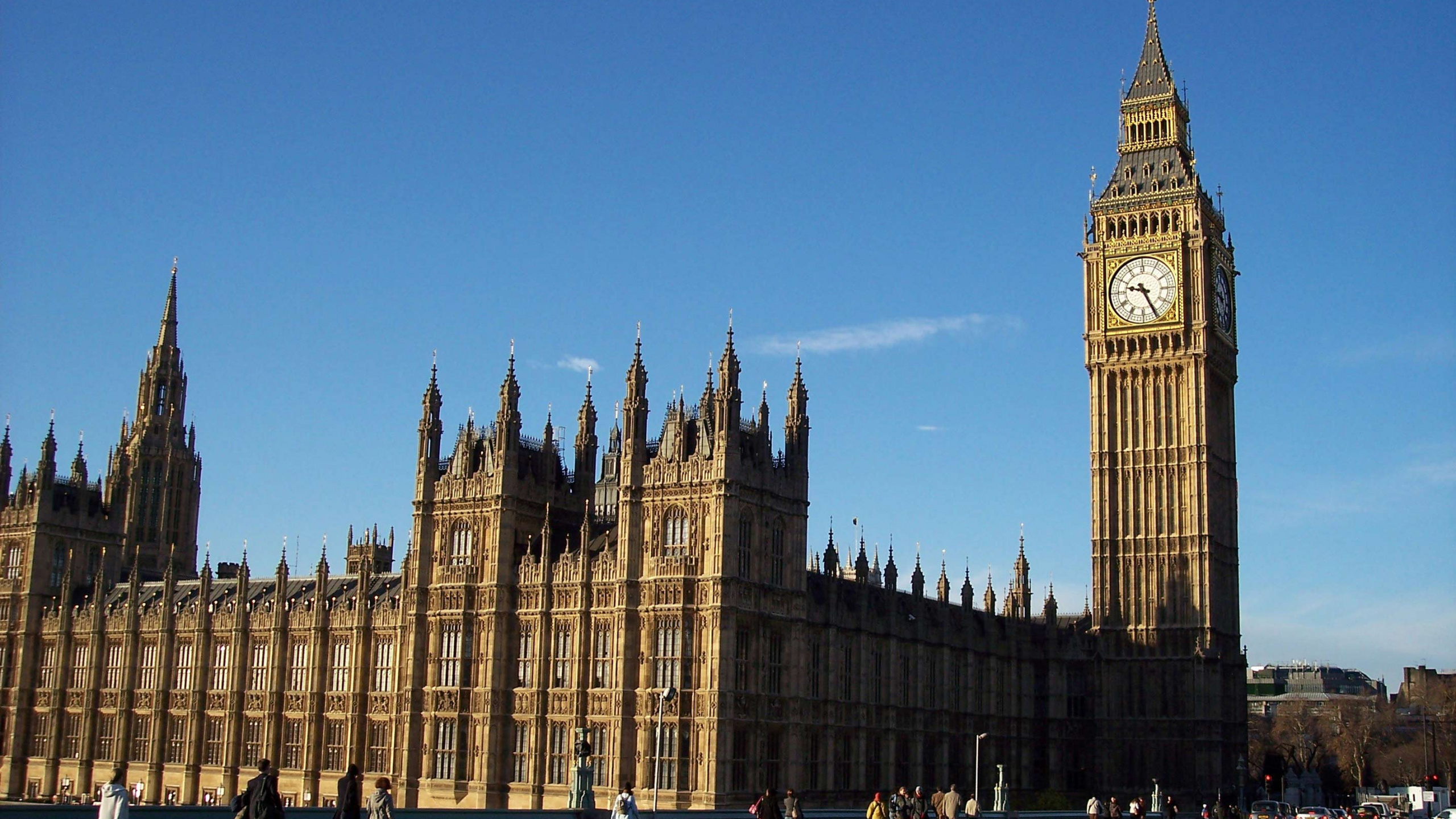 Brown Concrete Building Under Blue Sky During Daytime. Wallpaper in 2560x1440 Resolution