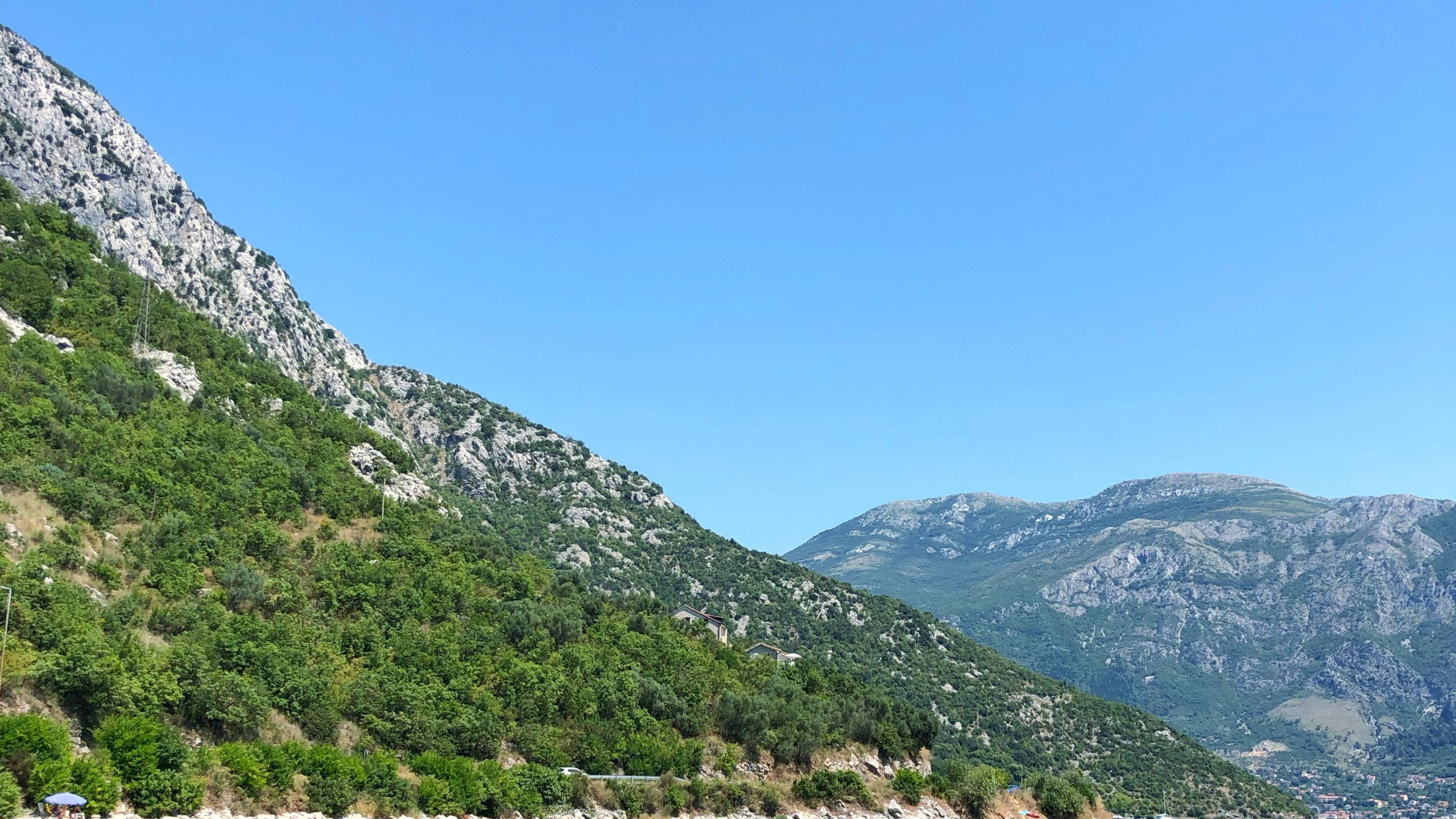 Gewässer, Bergigen Landschaftsformen, Wasser, Wasserfahrzeug, Bergkette. Wallpaper in 2560x1440 Resolution