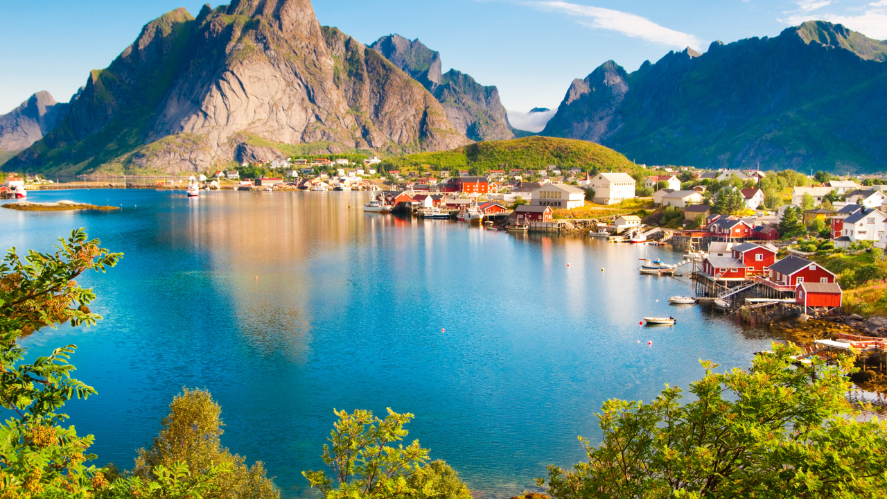Maisons Près du Lac et de la Montagne Pendant la Journée. Wallpaper in 1280x720 Resolution