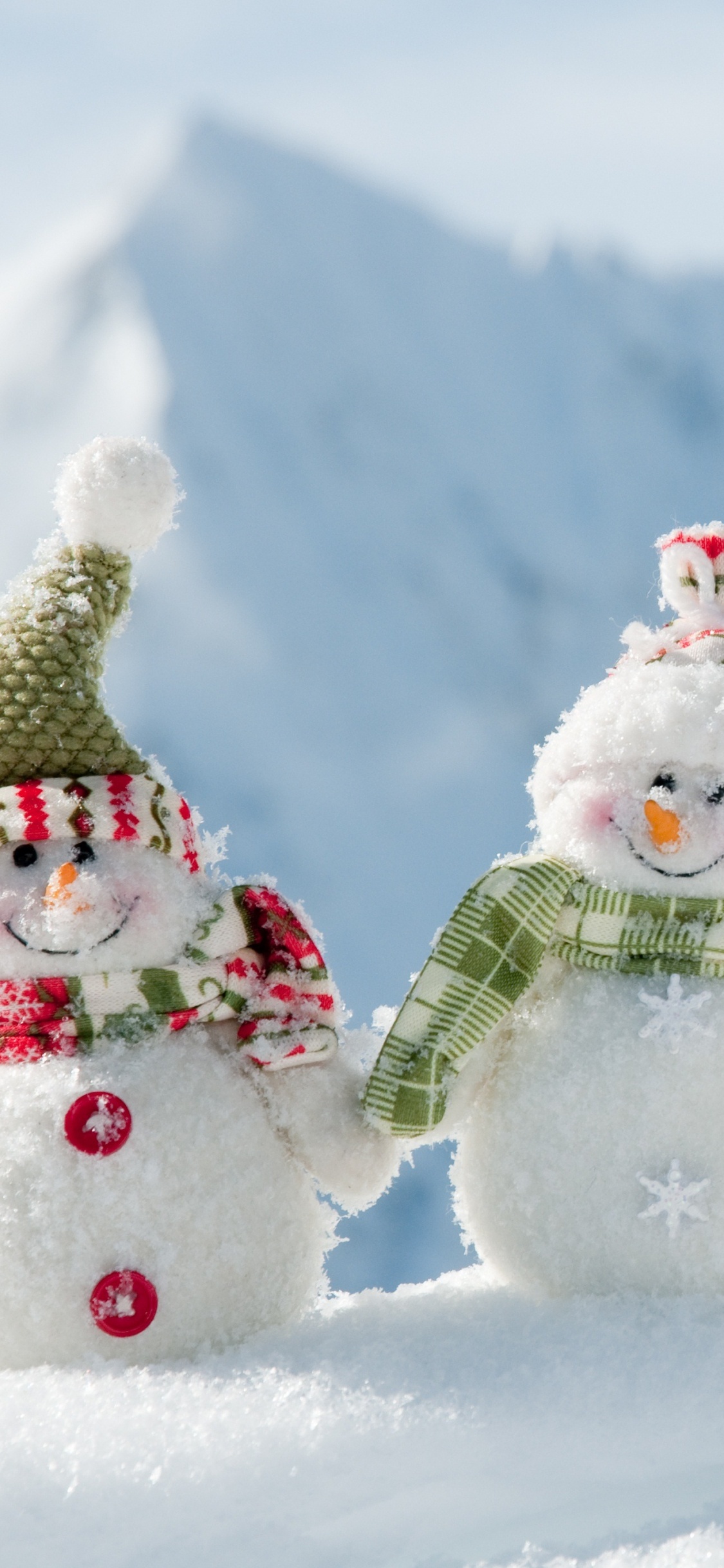Bonhomme de Neige Avec Bonhomme de Neige Sur Champ de Neige Pendant la Journée. Wallpaper in 1125x2436 Resolution