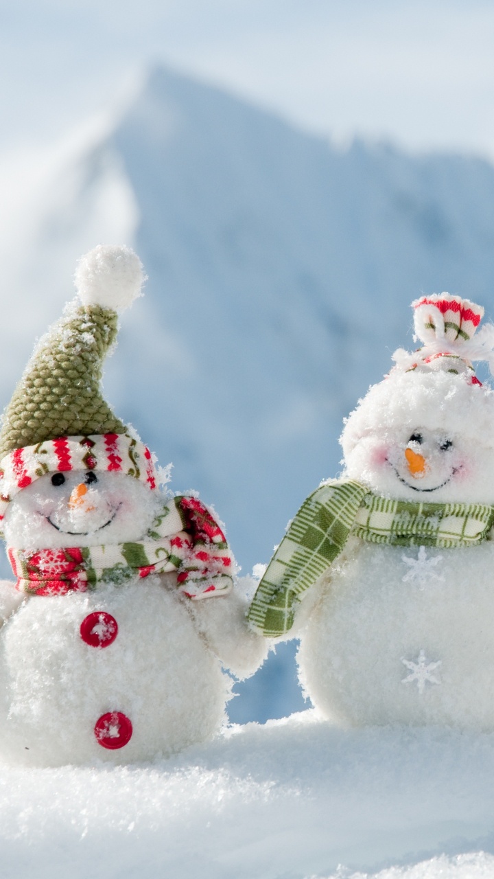 Schneemann Mit Schneemann Auf Schneefeld Tagsüber. Wallpaper in 720x1280 Resolution