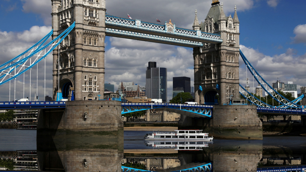 Gray Concrete Bridge Under Blue Sky During Daytime. Wallpaper in 1280x720 Resolution