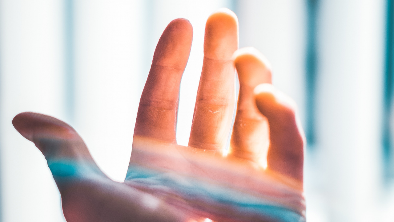 Personenhand Mit Blauer Farbe. Wallpaper in 1280x720 Resolution