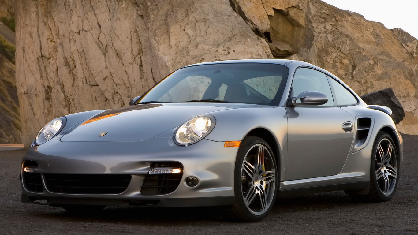 Silver Mercedes Benz Coupé Garé Près de Brown Rock Formation Pendant la Journée. Wallpaper in 1366x768 Resolution