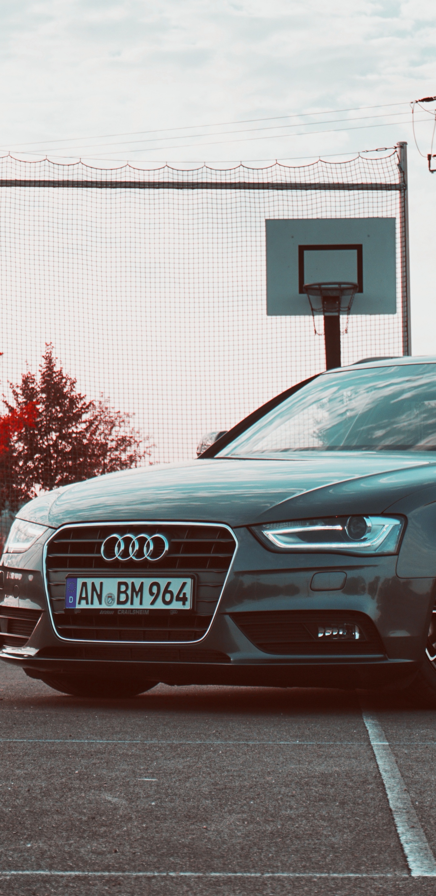 Berline Audi Noire Garée Sur Une Route en Béton Gris Pendant la Journée. Wallpaper in 1440x2960 Resolution