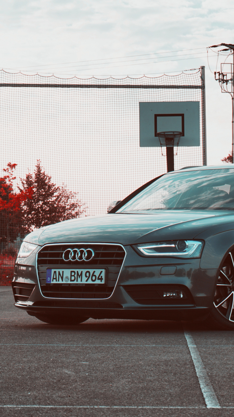 Berline Audi Noire Garée Sur Une Route en Béton Gris Pendant la Journée. Wallpaper in 750x1334 Resolution