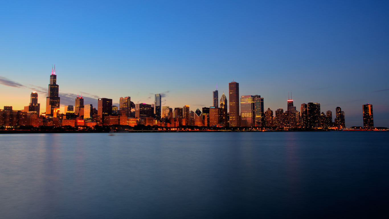 Skyline Der Stadt Über Gewässer Während Des Tages. Wallpaper in 1366x768 Resolution