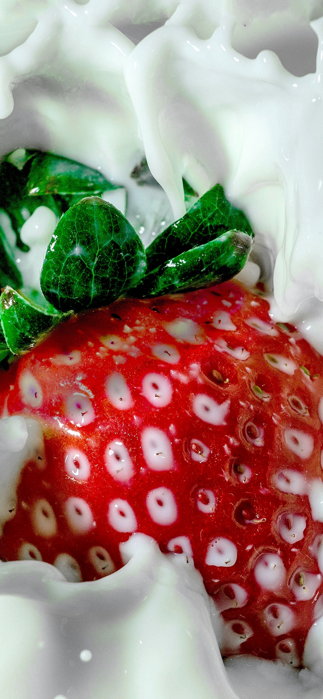 Erdbeere Auf Weißem Keramikteller. Wallpaper in 1125x2436 Resolution