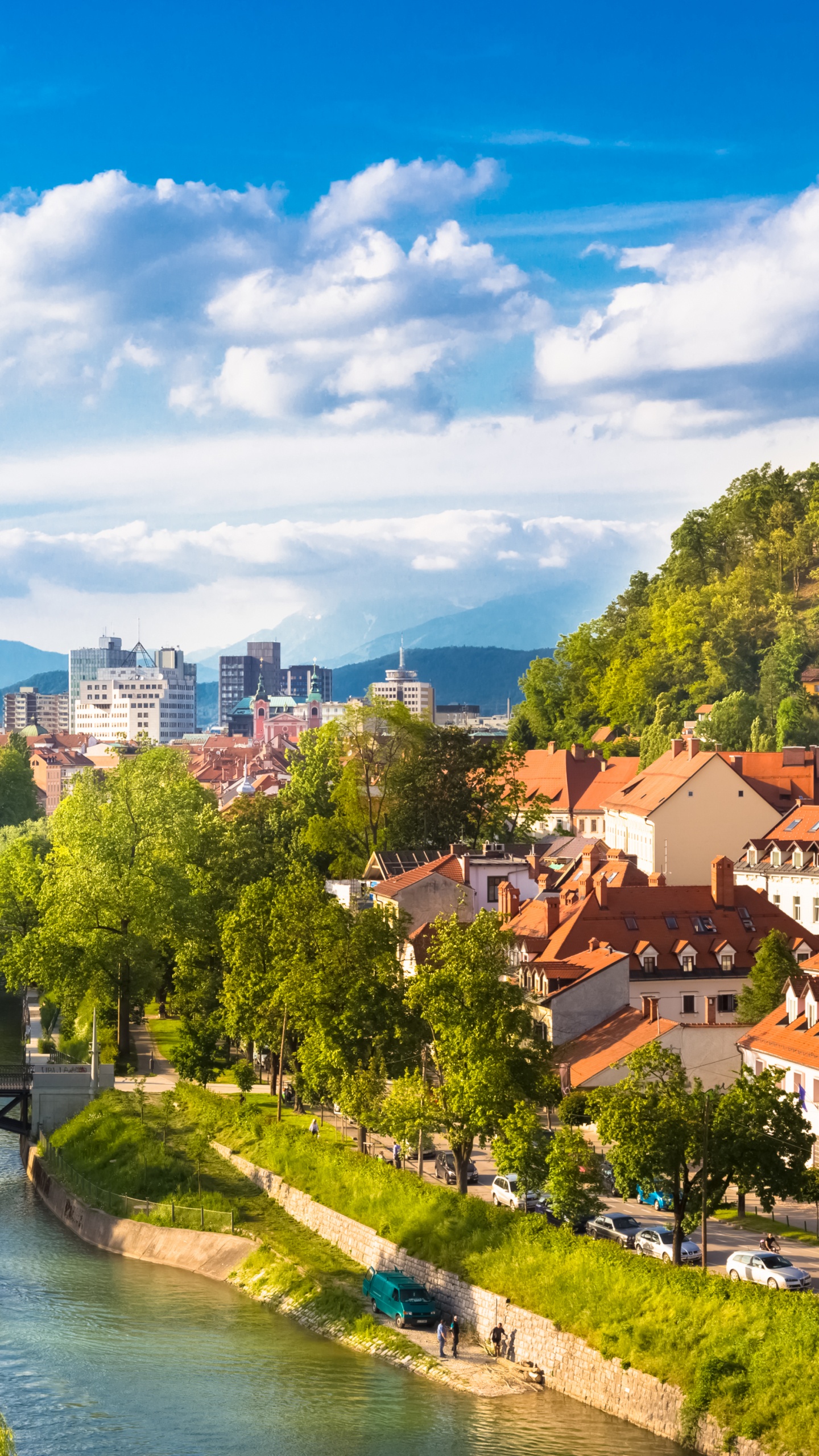 Maisons en Béton Marron et Blanc Près de la Rivière Sous un Ciel Bleu Pendant la Journée. Wallpaper in 1440x2560 Resolution