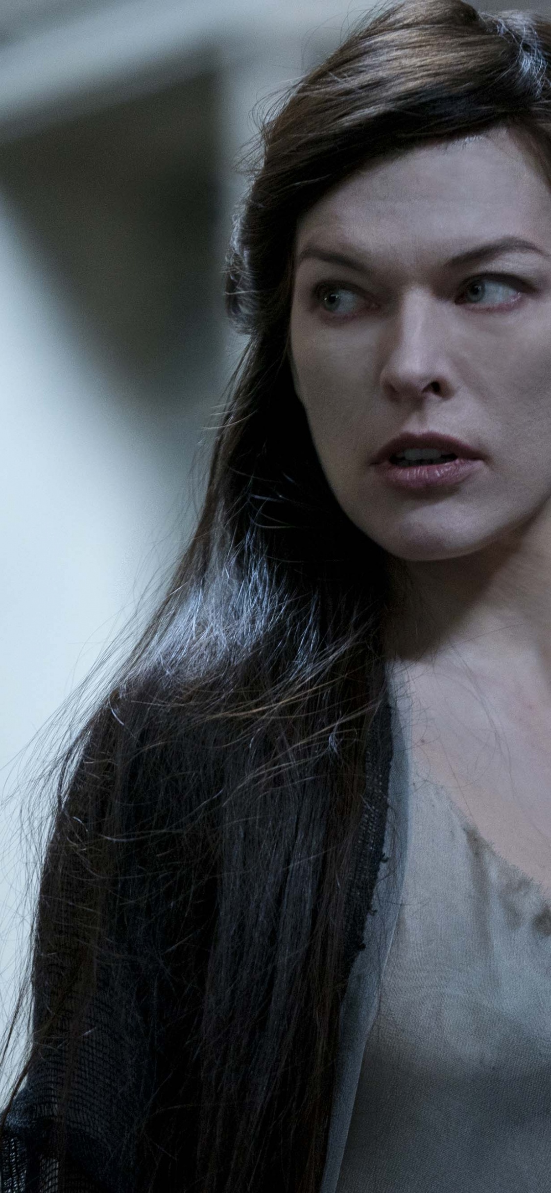 Femme en Débardeur Blanc. Wallpaper in 1125x2436 Resolution