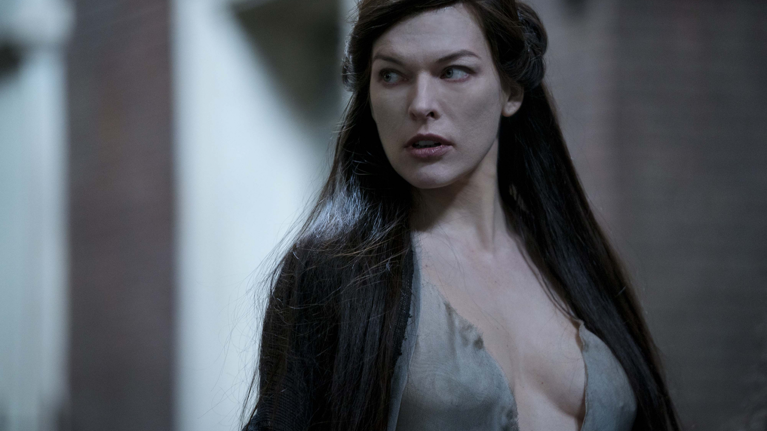 Mujer en Camiseta Blanca Sin Mangas. Wallpaper in 2560x1440 Resolution