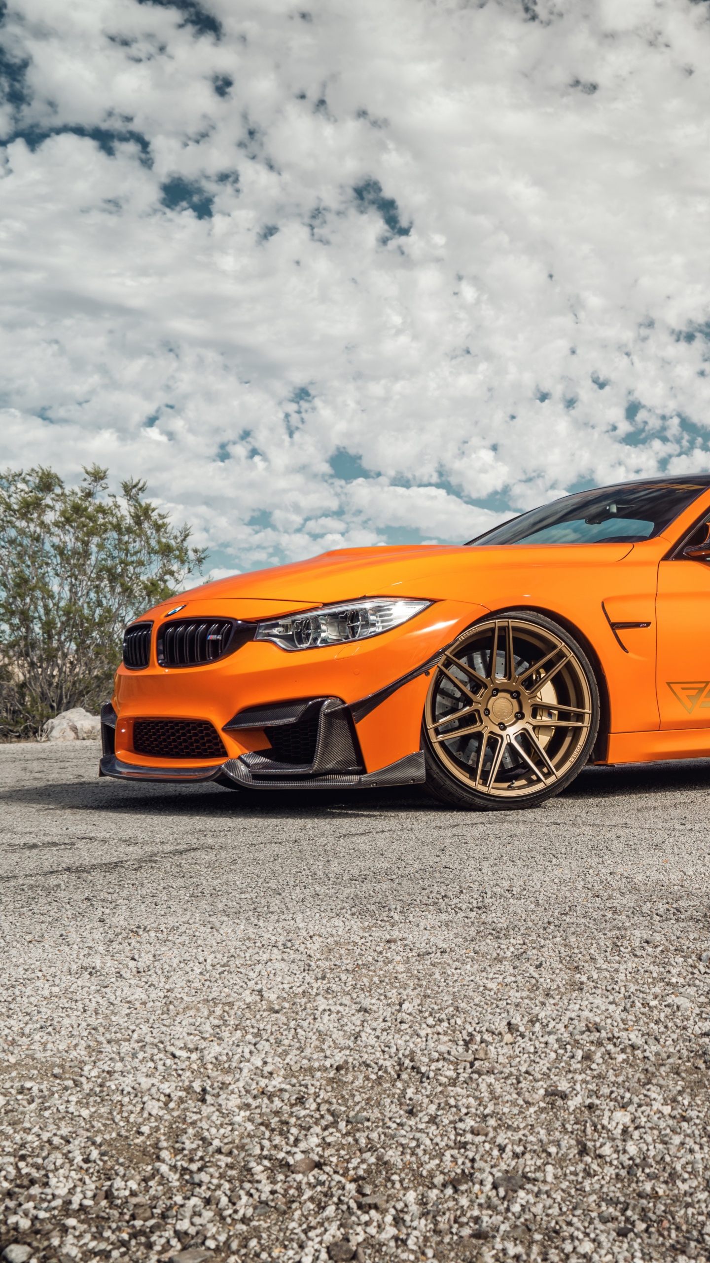 Porsche 911 Naranja Sobre Roca Gris Bajo Nubes Blancas Durante el Día. Wallpaper in 1440x2560 Resolution