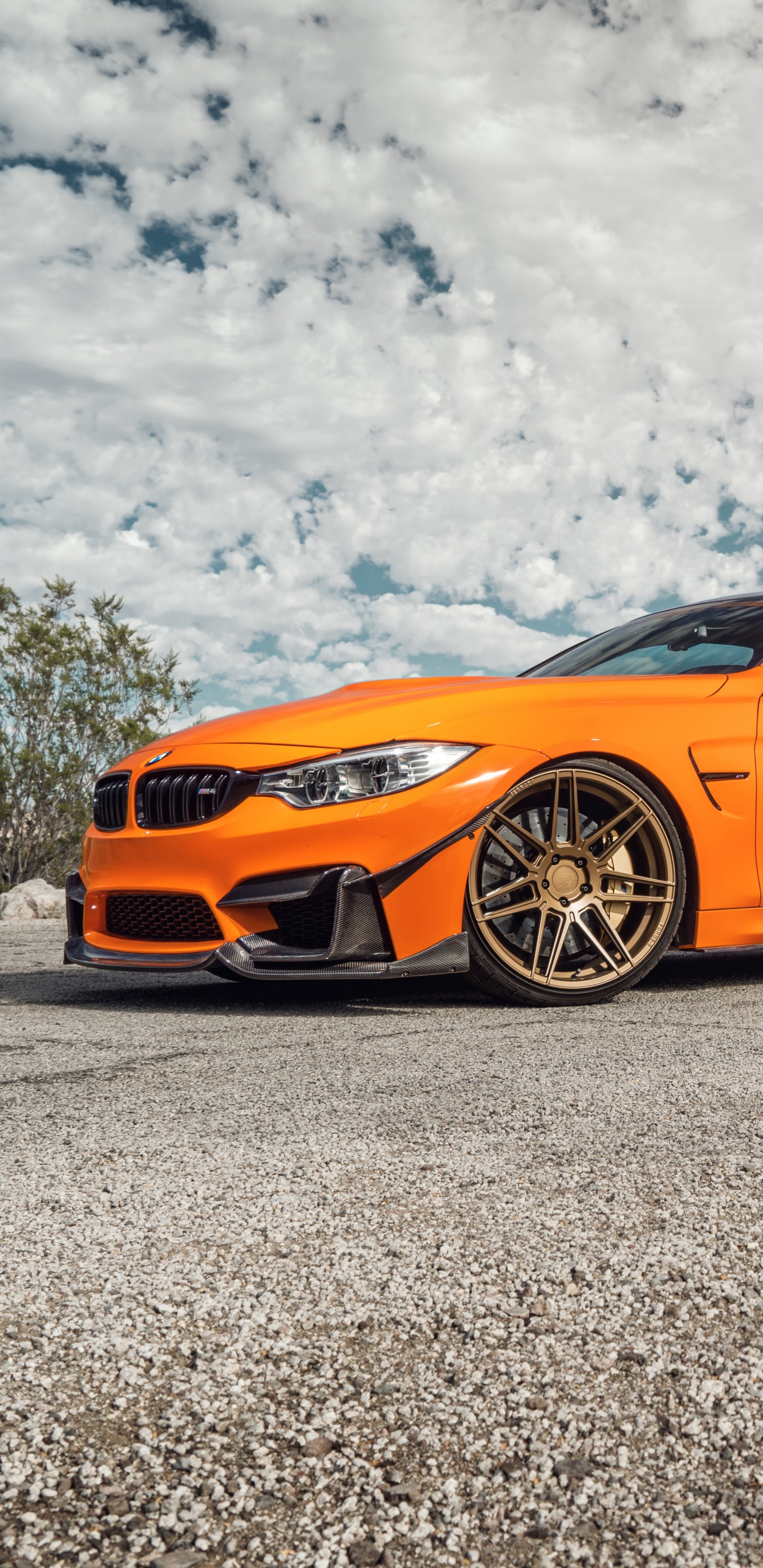 Porsche 911 Naranja Sobre Roca Gris Bajo Nubes Blancas Durante el Día. Wallpaper in 1440x2960 Resolution