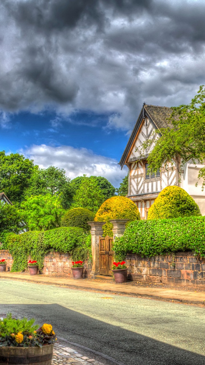 Braun-weißes Betongebäude Unter Blauem Himmel. Wallpaper in 720x1280 Resolution